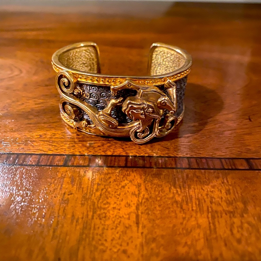 Stylish bracelet with an engraving.